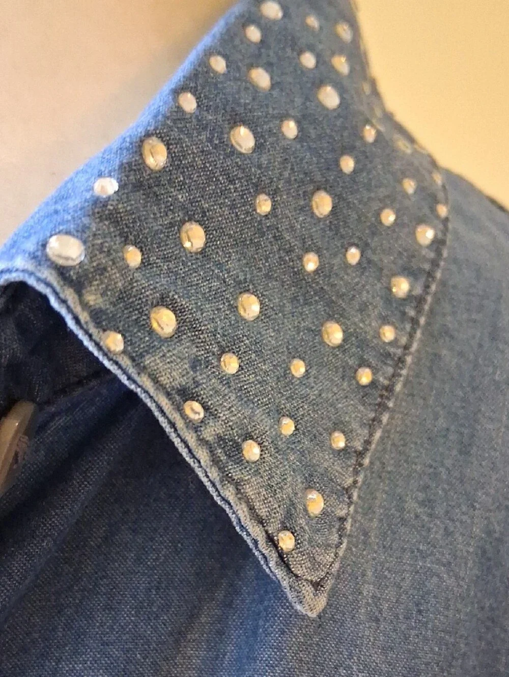 Badgley Mischka Blue Denim Button-Front Blouse + Embellished Rhinestone Collar - Picture 2 of 9